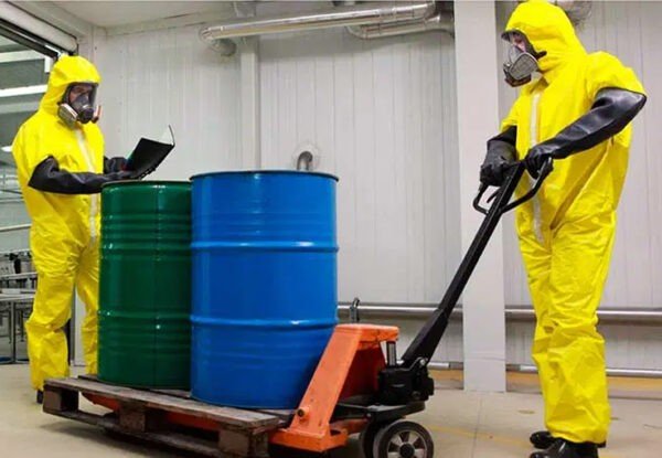 Trabalho com Químicos Perigosos: 5 Medidas de Segurança Essenciais